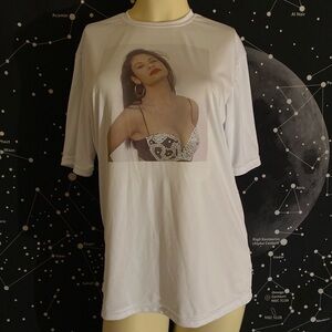 Selena graphic tee. 🥀🌹
